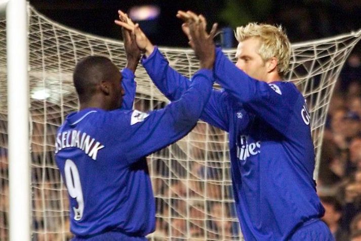 Eiður Smári Guðjohnsen og Hollendingurinn Jimmy Floyd Hasselbaink fagna marki.