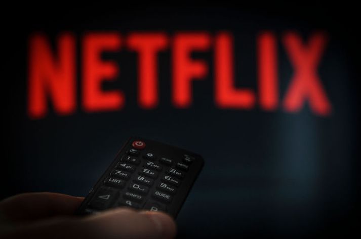 Eflaust margir sem stytta sér stundir með sjónvarpsglápi þessa dagana. Mikil aukning hefur verið í áhorfi hjá Netflix samhliða útbreiðslu kórónuveirunnar. 