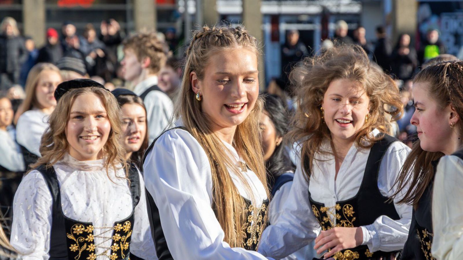 Myndaveisla: Þjóð­legir Kvenskælingar dönsuðu og sungu