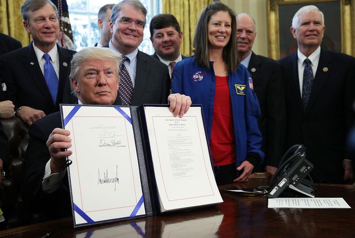 Donald Trump skrifaði undir lögin í dag.