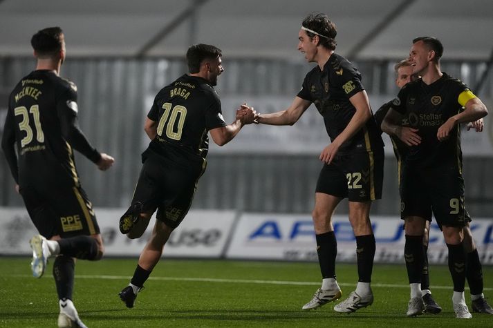 Tómas Bent Magnússon fagnar Claudio Braga eftir að sá síðarnefndi kom Hearts í 1-0 í leiknum í kvöld.