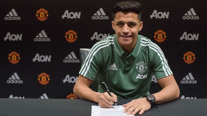 Sanchez skrifaði undir samning til fjögurra og hálfs árs við United