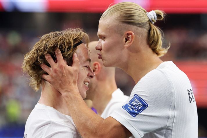 Erling Haaland kyssir Patrick Berg á ennið og þakkar honum fyrir frábæra stoðsendingu.