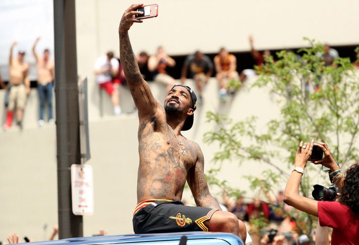 J.R. Smith fagnar titlinum í sumar.