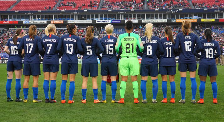 Byrjunarlið bandaríska landsliðsins: Rose Levelle, (J. K. Rowling) Tobin Heath (Doris Burke), Abby Dahlkemper (Jennifer Lawrence), Alex Morgan (Abby Wambach), Kelley O'Hara (HOA - Heather O'Reilly), Megan Rapinoe (Audre Lorde), Adrianna French (Briana Scurry), Julie Ertz (Carrie Underwood), Mallory Pugh (Beyonce), Tierna Davidson (Sally Ride) og Crystal Dunn (Serena Williams).