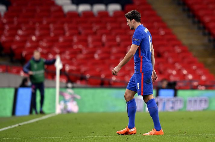 Harry Maguire gengur niðurlútur að velli eftir að hann fékk að líta rauða spjaldið gegn Dönum í gær.