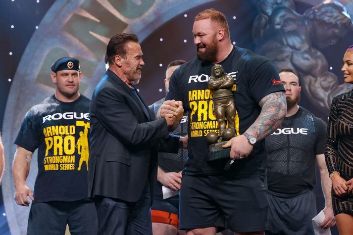 Hafþór Júlíus Björnsson með Arnold Schwarzenegger eftir að Hafþór vann Arnold Strongman Classic.