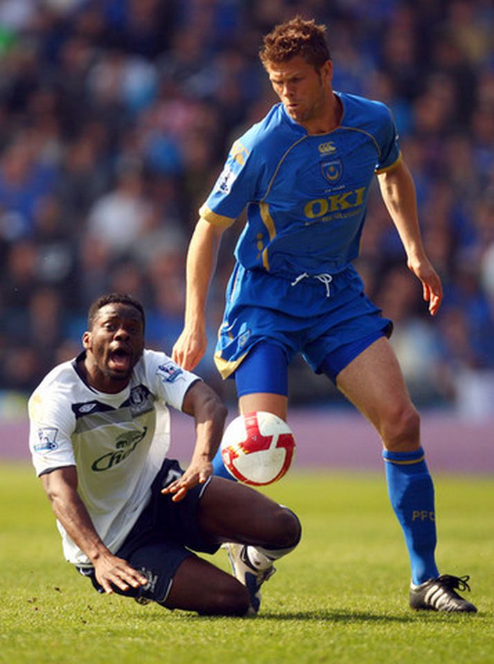 Hermann Hreiðarsson þjarmar hér að Louis Saha í leiknum áðan.