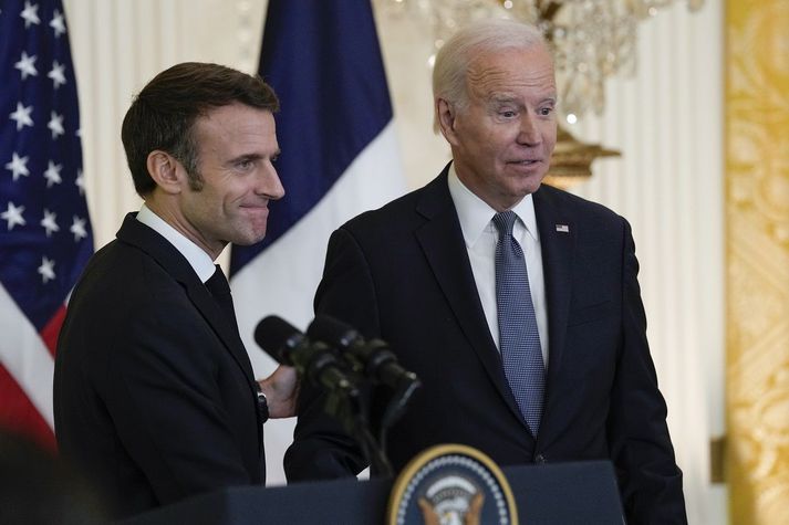 Emmanuel Macron og Joe Biden, forsetar Frakklands og Bandaríkjanna. Macron er yngsti forseti Frakklands og Biden elsti forseti Bandaríkjanna.