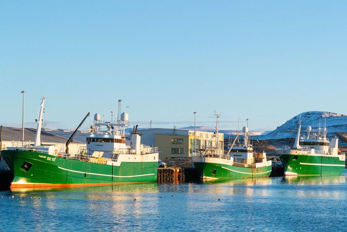 Áhöfnin situr föst um borð í bátnum eftir að skipverji sem þangað var nýmættur til vinnu fékk svar um að hann hafi greinst jákvæður fyrir covid-19 í seinni skimun eftir komuna til landsins.