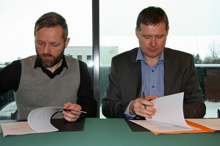 Gunnsteinn R. Ólafsson og Birgir Rafn Þráinsson rituðu undir samninginn í dag.