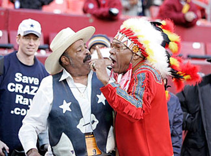 Lukkudýr Redskins (til hægri) ásamt lukkudýri Dallas Cowboys á leik árið 2005.