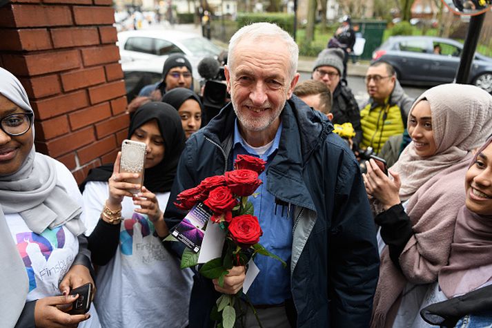 Corbyn brosmildur áður en ósköpin gengu yfir.