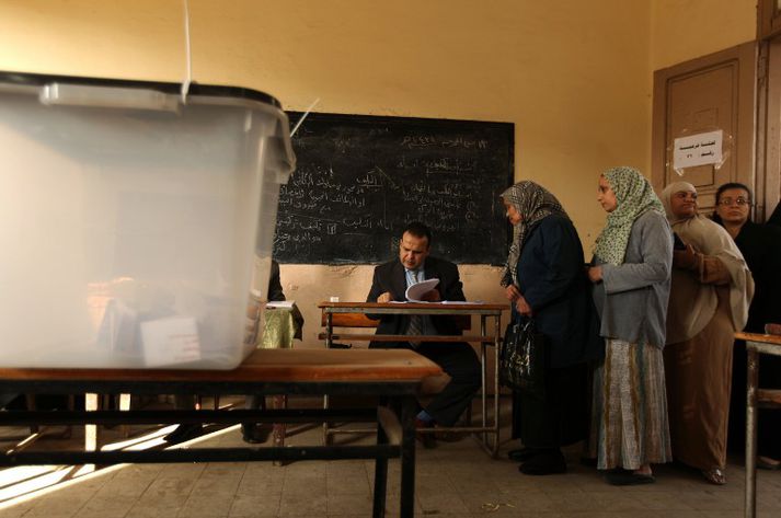 Egypskar konur bíða í röð eftir því að fá að kjósa.