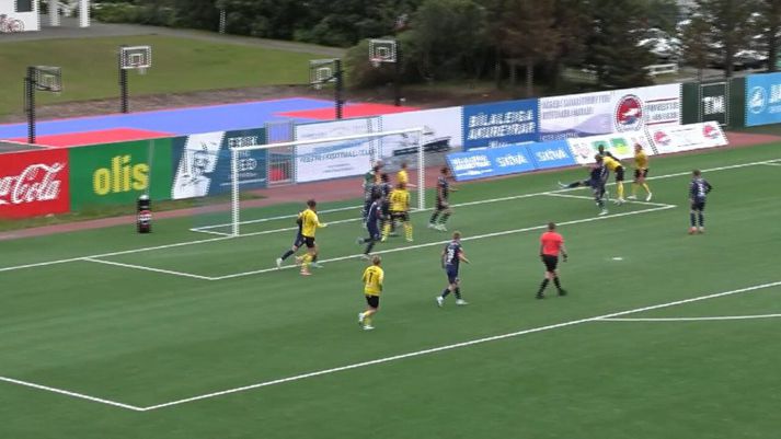Mjög erfitt er að meta í endursýningu hvort Ómar Björn hafi verið fyrir innan, og hvort hann hafi snert boltann. 