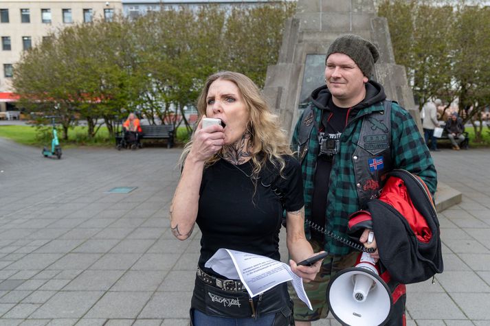 Ýrr Baldursdóttir og maðurinn hennar Ólafur Pétur Georgsson mótmæltu á Austurvelli í dag.