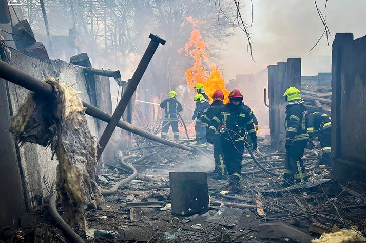 Ljósmyndin sem var dreift af úkraínskum stjórnvöldum er sögð sýna viðbragðsaðila á vettvangi árásarinnar í Odessa. 