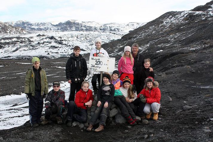 Hluti af 7. bekk Hvolsskóla skólaárið 2013 til 2014 við skyldustörf nærri Sólheimajökli, ásamt kennara sínum Jóni Stefánssyni sem jafnframt er verkefnisstjóri Grænfánans við skólann.