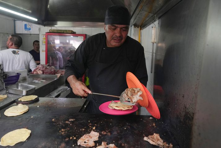 Nýkrýndi Michelin-kokkurinn Arturo Rivera Martínez undirbýr takó að hætti hússins.