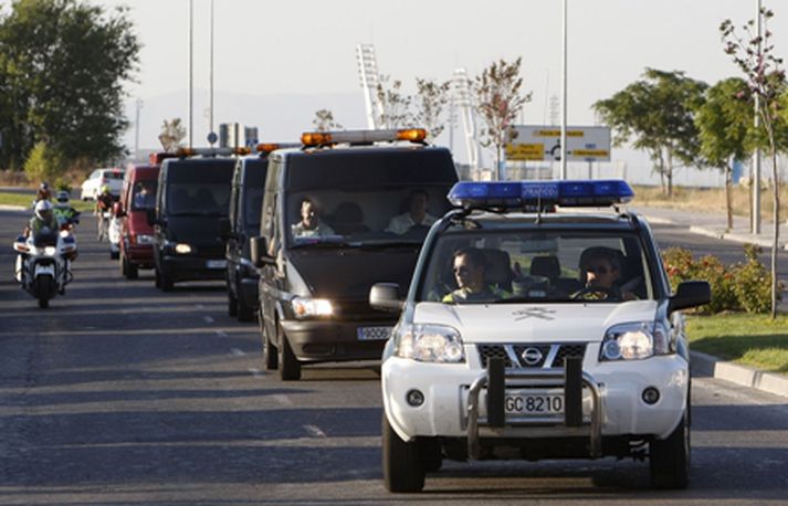 Líkamsleifar þeirra sem fórust í flugslysinu á Barajasflugvellinum í Madríd í morgun fluttar í af slysstað. MYND/AFP
