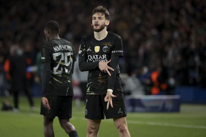 Khvicha Kvaratskhelia kom Paris Saint-Germain í frábær mál með tveimur mörkum undir lok leiksins.
