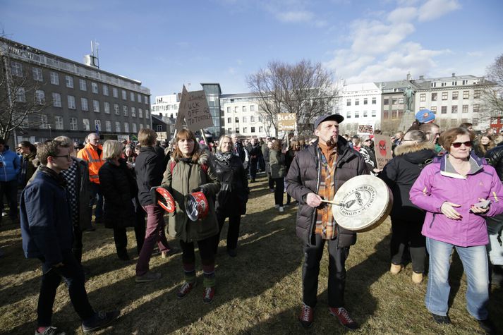 Fjölmargir eru mættir á Austurvöll. Myndin var tekin rétt fyrir klukkan hálf fimm.