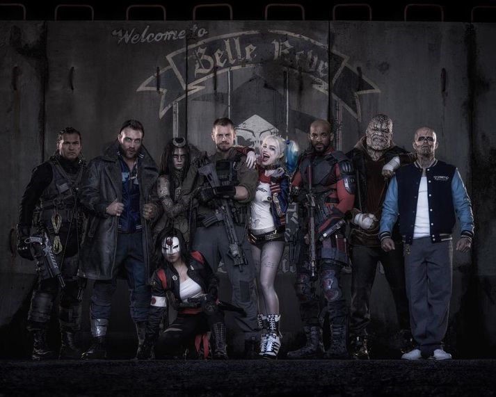 Frá vinstri til hægri: Slipknot (Adam Beach), Captain Boomerang (Jai Courtney), Enchantress (Cara Delevingne), Katana (Karen Fukuhara), Rick Flagg (Joel Kinnaman), Harley Quinn (Margot Robbie), Deadshot (Will Smith), Killer Croc (Adewale Akinnuoye-Agbaje), og El Diablo (Jay Hernandez).