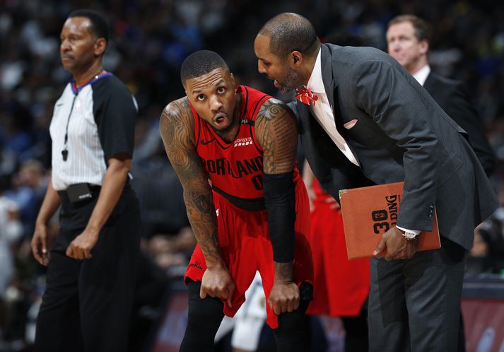 David Vanterpool, aðstoðarþjálfari Portland Trail Blazers, talar við Damian Lillard í leiknum í nótt.