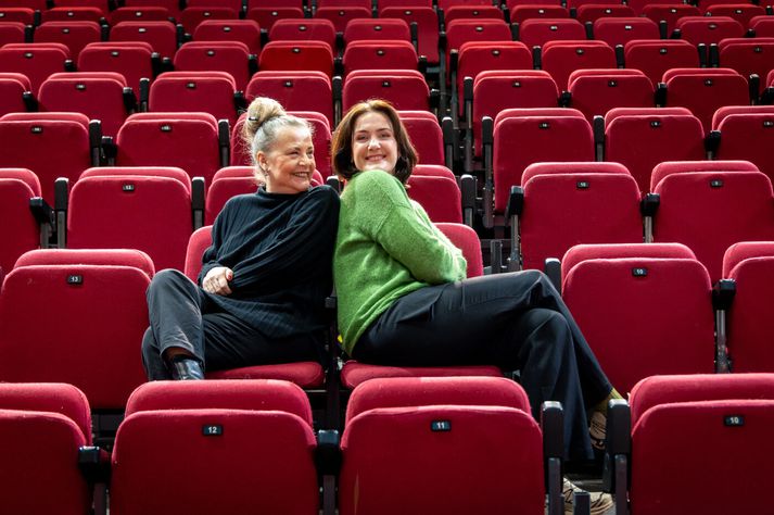 Þetta er ekki í fyrsta sinn sem Birna og Sigrún Edda leika á móti hvor annarri en þær léku einnig mæðgur í leikritinu um Fíu Sól í Borgarleikhúsinu.