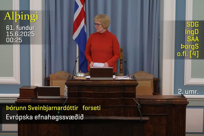 Þingfundur hófst klukkan 10:30 í gær og var slitið klukkan 02:05. 
