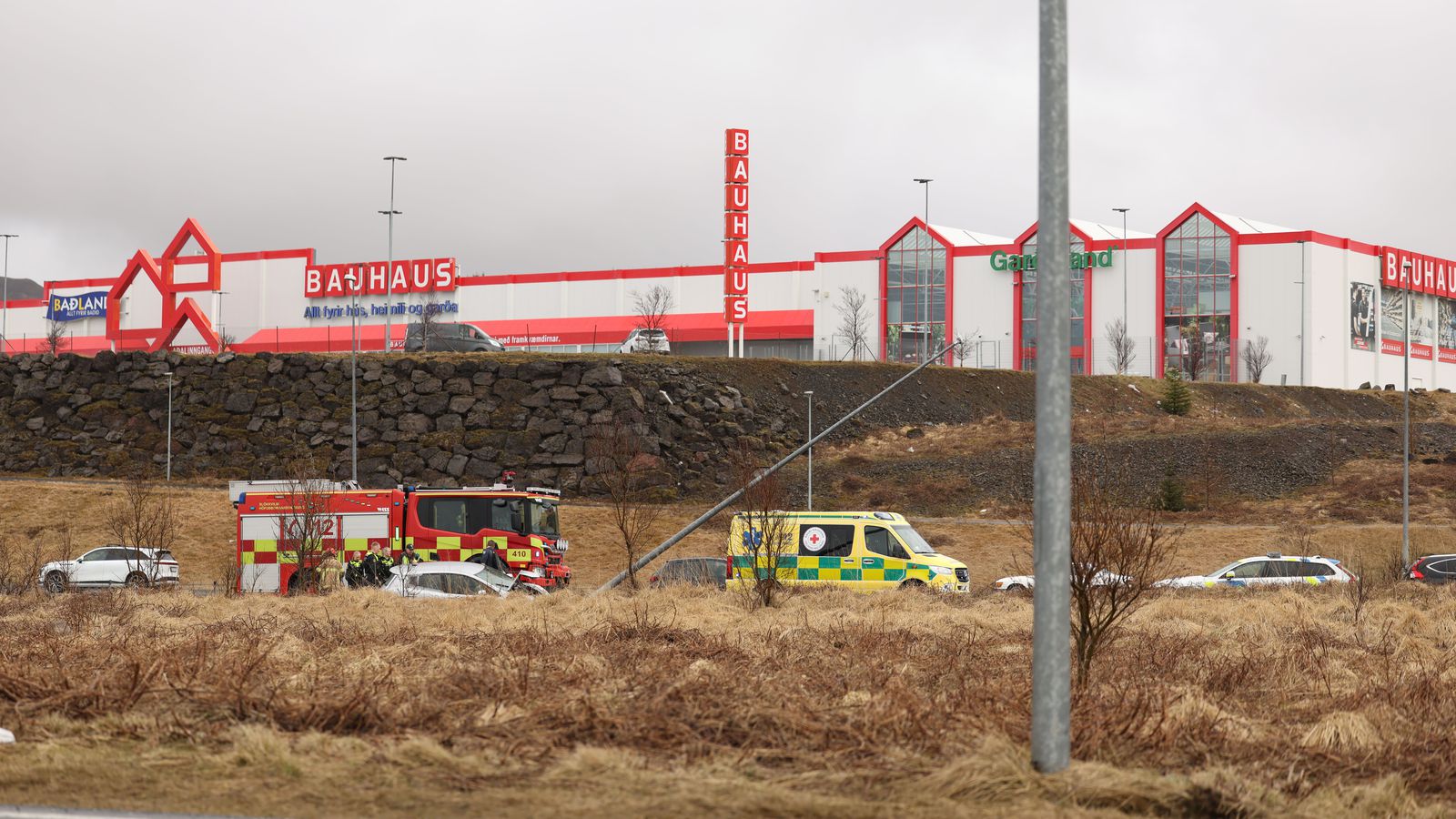 Keyrði niður ljósa­staur á Vestur­lands­vegi