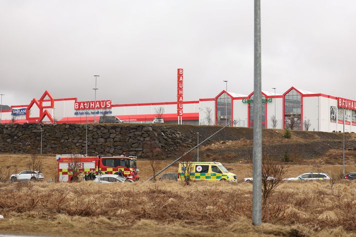 _kumaður var uppistandandi þegar viðbragðsaðilar komu á vettvang.
