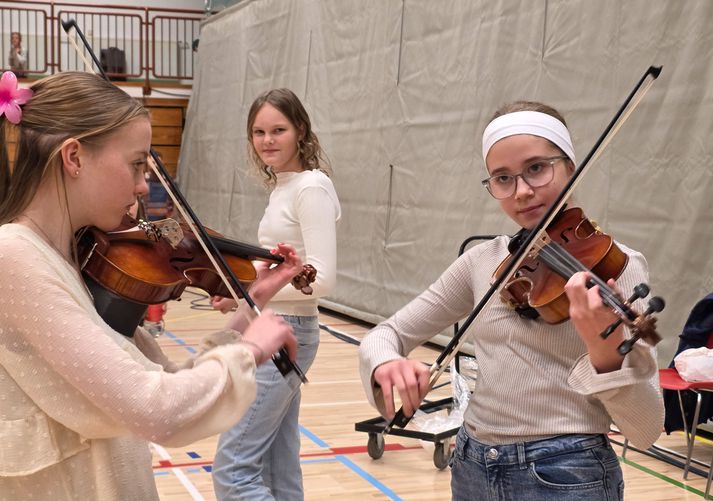 Vinkonurnar Dagbjört Eva Hjaltadóttir (t.v.) og Bjarkey Sigurðardóttir, sem eru báðar nemendur við skólann.