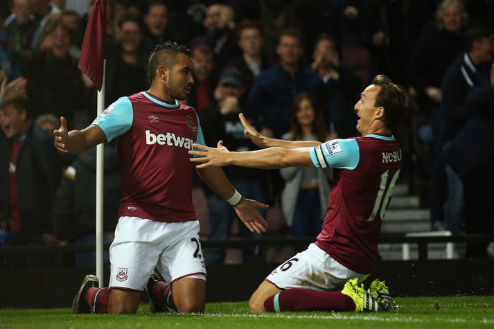 Dimitri Payet fagnar fyrra markinu í kvöld.