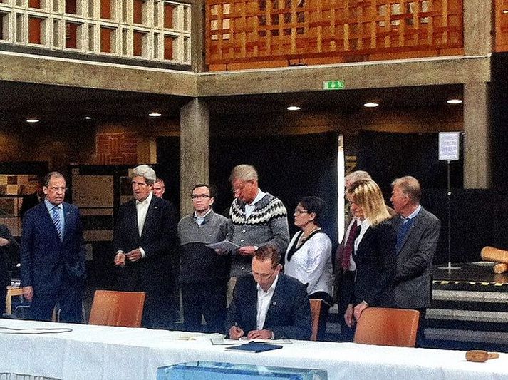 Undirritun Hermann Örn Ingólfsson, sviðsstjóri utanríkisráðuneytisins, fór fyrir sendinefnd Íslands á fundinum.