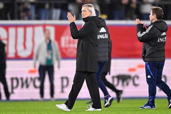 Elísabet Gunnarsdóttir klappar fyrir áhorfendum eftir leikinn gegn Írlandi í Leuven í gær.