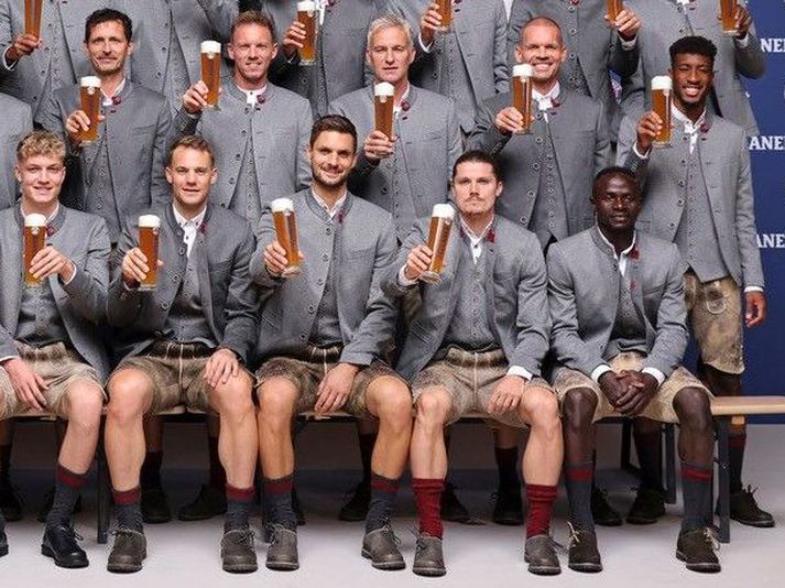 Leikmenn Bayern München stilltu sér upp í myndatöku í októberfestklæðnaði, flestir með bjór í hönd enda um sérstaka bjórhátíð að ræða.