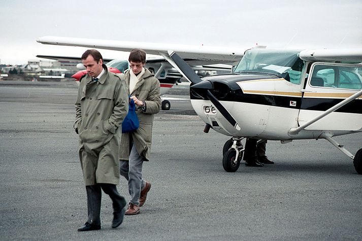 Mathias á Reykjavíkurflugvelli. Myndina tók Pétur P. Johnson ljósmyndari.  Með Mathias á myndinni er Gísli Garðarsson sem var þá starfsmaður útlendingaeftirlits Lögreglunnar í Reykjavík.