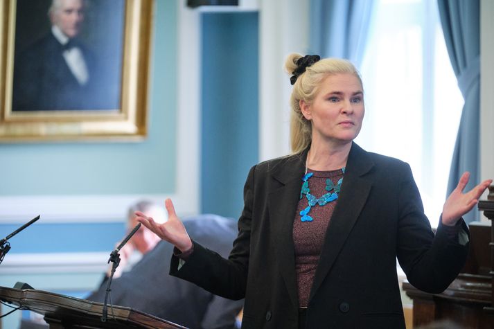 Hildur segir fjölda stjórnarandstöðuþingmanna í salnum ekki skipta máli, þar sem meirihlutinn haldi á dagksrárvaldinu.