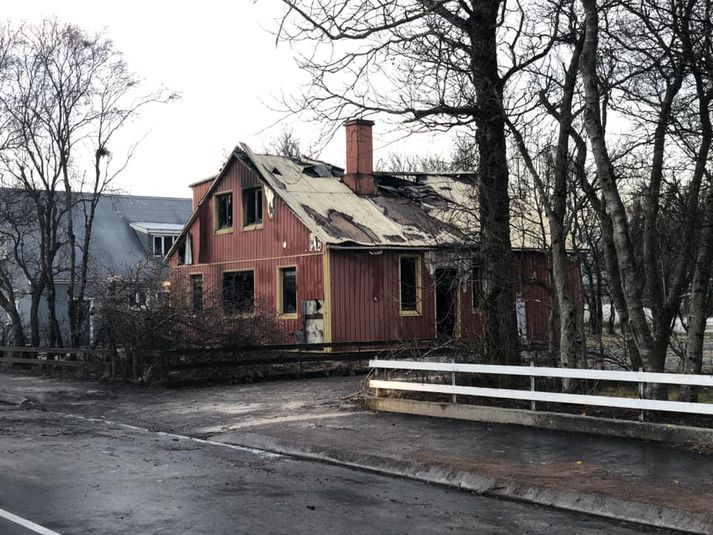 Slökkviliðsmenn réðu niðurlögum eldsins í gærkvöldi. og hafa vaktað húsið í alla nótt og morgun.