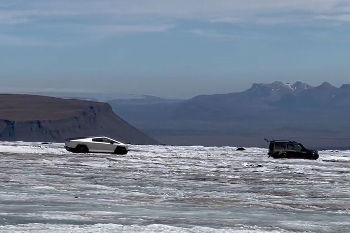 Tesla Cybertruck togaður áfram af Land Rover á íslenskum jökli.