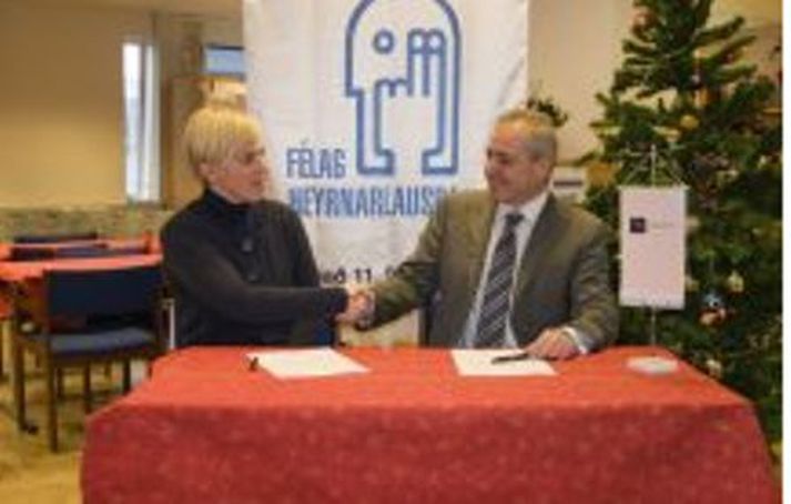 Heiðdís Eiríksdóttir formaður Félags heyrnarlausra og Gunnar Karl Guðmundsson, forstjóri MP banka handsala styrkinn.