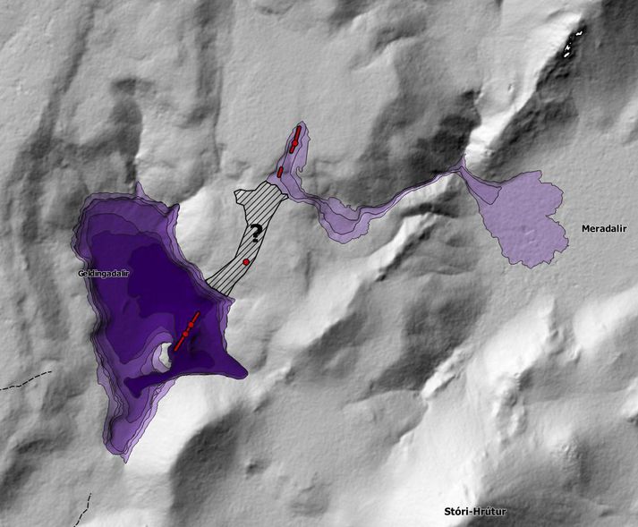 „Nýju gossprungurnar sem mynduðust í gær, um kl. 12 á hádegi, eru um 700 m norðaustan við gosstöðvarnar, á Fagradalsfjallsheiðinni norðan við Geldingadali. Sprungurnar eru í heild um 200 m langar og eru í sömu stefnu og sprungur á fyrri gosstöðvum. Rauða línan táknar sprunguna sem opnaðist 19. mars,“ sagði á vef Veðurstofunnar í gær.