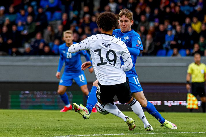 Ísak Bergmann í baráttunni við Leroy Sané.