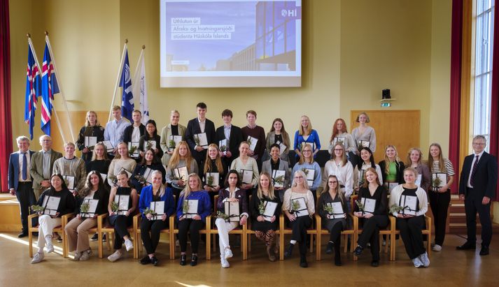 Styrkþegar sem viðstaddir voru úthlutun sjóðsins ásamt hluta stjórnarmeðlima sjóðsins og rektor Háskóla Íslands.