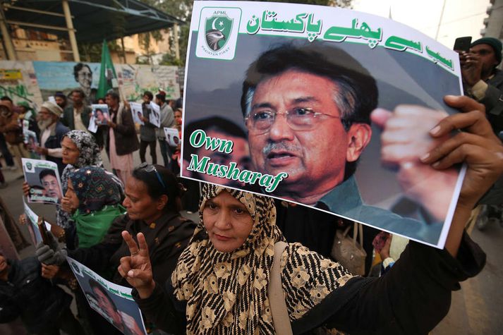 Stuðningsmaður Musharraf mótmælir dauðadómi yfir honum í Karachi á nýársdag.
