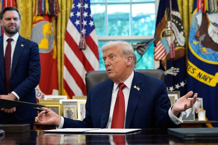 Donald Trump í Hvíta húsinu í gær.