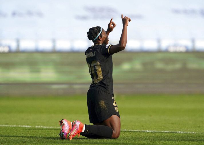 Asisat Oshoala fagnar markinu mikilvæga gegn Manchester City í dag.