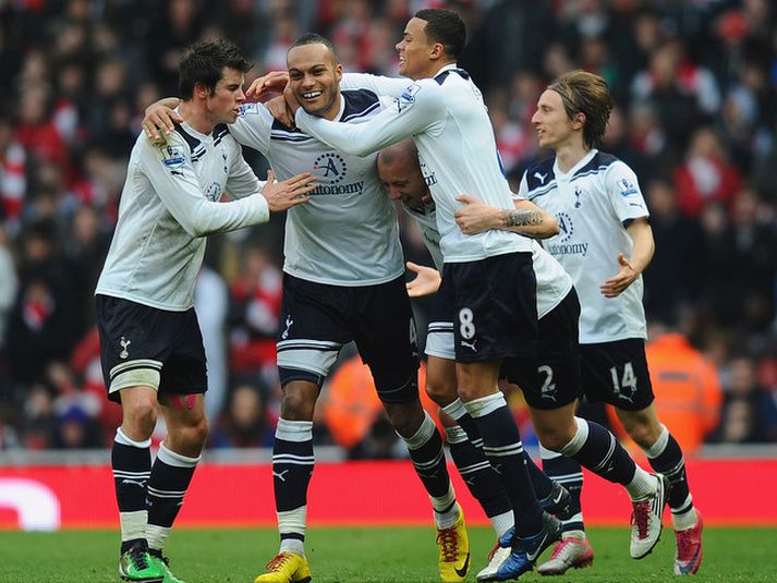 Leikmen Tottenham fagna hér sigurmarki Younes Kaboul.