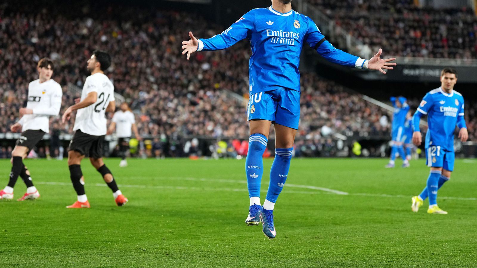 Real Madrid fylgir Barcelona eftir eins og skugginn